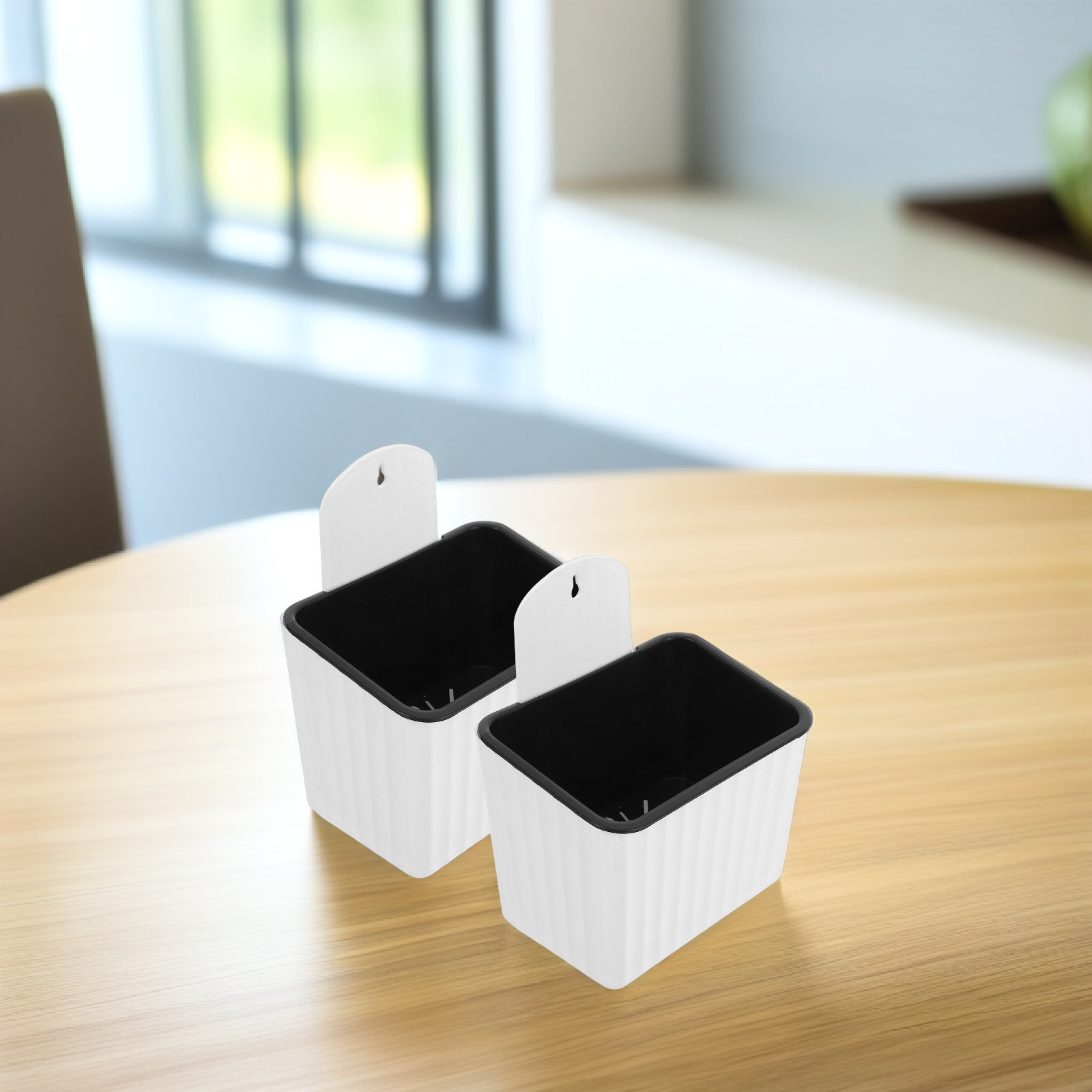 กระถางดอกไม้ติดผนังแบบรดน้ำเอง - Self Watering Planter บทวิจารณ์และราคา